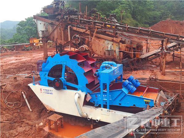 隆中時產(chǎn)100噸的鵝卵石洗砂機價格得多少？